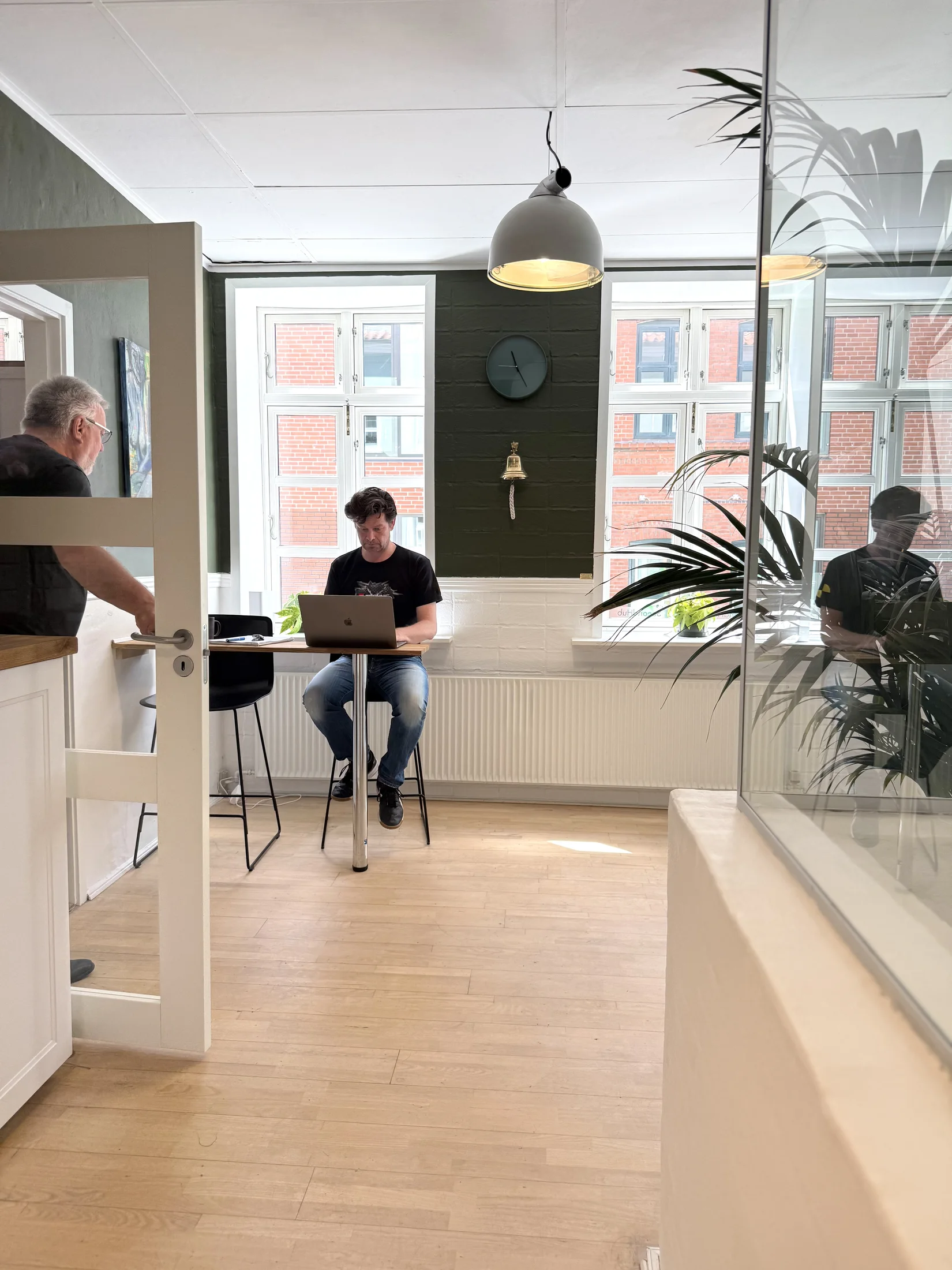 Medlem på kontoret hos SecondHub i Kolding